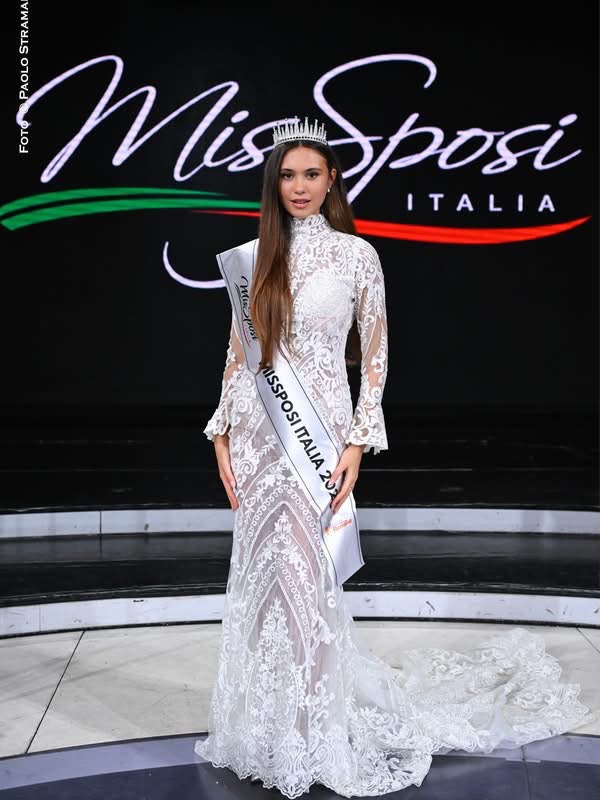 La vincitrice di Missposi Italia 2026 si racconta a CONTEMAX Magazine: moda, studio, famiglia e determinazione. «Un “sì” può aprirti una porta: vale sempre la pena mettersi in gioco» RUBANO (PADOVA) – Una corona, le luci della passerella e l’emozione di sentire pronunciare il proprio nome. Ma dietro la vittoria di Carolina Formenton, nuova Missposi Italia 2026, c’è una giovane donna che guarda già molto oltre il mondo delle sfilate. Carolina frequenta il liceo scientifico, lavora come modella e ha già maturato esperienze tra concorsi, Fashion Week, shooting e spot pubblicitari. Nel tempo libero allena bambini nella ginnastica artistica. E soprattutto coltiva un progetto per il proprio futuro molto preciso: diventare chirurgo, con un particolare interesse per la chirurgia plastica. La sua vittoria nella finale nazionale di Missposi Italia, negli studi di Canale Italia a Rubano, diventa così il punto di partenza per parlare non soltanto di bellezza, ma anche di studio, sacrifici, famiglia, ambizioni e capacità di accettare persino i “no”. CONTEMAX Magazine l’ha incontrata per conoscere la ragazza che c’è dietro la fascia. Carolina, cosa hai provato quando hai sentito pronunciare il tuo nome come vincitrice? «Sicuramente stupore e felicità. Sono una persona molto umile e non penso mai di essere la migliore, quindi mi sono davvero stupita del risultato. È stata un’emozione bellissima.» Prima della finale pensavi realmente di poter vincere? «Ci speravo, ma più come un sogno che come una vera aspettativa. Tutti vorremmo arrivare primi, ma non credevo davvero di poter vincere. Per questo la sorpresa è stata ancora più grande.» Come hai vissuto quei momenti decisivi sul palco? «Ero sicuramente emozionata, perché l’emozione c’è sempre, anche quando hai già esperienza. Allo stesso tempo ero concentrata per dare il meglio e volevo soprattutto vivermi pienamente quel momento.» Secondo te, cosa ha visto la giuria in Carolina? «Credo che la mia esperienza abbia avuto un ruolo importante. Ho già partecipato ad altri concorsi e ho iniziato a lavorare come modella, quindi ho sviluppato un atteggiamento più professionale. Penso che questo, insieme alla mia personalità, possa essere arrivato alla giuria.» Ma chi è Carolina quando scende dalla passerella? «Sono una ragazza molto semplice che frequenta il liceo scientifico e si impegna molto nello studio. Il mio grande sogno è diventare un giorno chirurgo. Nel tempo libero, invece, mi piace fare l’allenatrice di ginnastica artistica con i bambini.» La moda, però, è già diventata qualcosa di più di una semplice passione. «MisSposi Italia è stata una nuova esperienza, perché rappresenta il mondo degli abiti da sposa, mentre avevo già partecipato ad altri concorsi di bellezza, ottenendo alcuni risultati importanti. Queste esperienze mi hanno permesso di farmi conoscere e di lavorare come modella, partecipando a Fashion Week, sfilate, shooting e spot pubblicitari.» Nei concorsi nascono amicizie vere oppure prevale la competizione? «I rapporti sono diversi: alcune conoscenze continuano anche fuori dal concorso, altre rimangono legate a quell’esperienza. Ci possono essere anche delle invidie, perché fanno parte di questo mondo, ma per me bellezza significa anche rispetto e lealtà verso gli altri.» Qual è il momento della finale che porterai maggiormente con te? «Sicuramente tutti i momenti delle selezioni: passare da 40 a 20, poi da 20 a 10 e arrivare fino alla fine. Ma sentire pronunciare il mio nome come vincitrice è sicuramente il ricordo che conserverò più di tutti.» Quanto è stata importante la tua famiglia in questo percorso? «La mia famiglia, soprattutto mamma e papà, è stata fondamentale. È stata proprio mia mamma a incoraggiarmi per la prima volta a partecipare a un concorso, perché ha sempre creduto in me, forse ancora più di quanto facessi io. Mi hanno insegnato ad accettare anche i “no” e a lavorare ancora più duramente. Questa vittoria è dedicata a loro.» Vorresti che la vittoria di Missposi Italia diventasse anche un’opportunità professionale? «Assolutamente sì. Mi piacerebbe trasformarla in qualcosa di concreto, che possa ampliare il mio bagaglio e magari aprirmi nuove porte, sia nella moda sia nel mondo dello spettacolo, che vorrei conoscere e approfondire maggiormente.» Che cosa significa per te essere una Miss oggi? «Significa sicuramente rispettare determinati canoni, che esistono sia nella moda sia nei concorsi. Ma credo anche che la bellezza sia qualcosa di personale, che sta negli occhi di chi guarda. Per me una Miss deve rappresentare non solo la bellezza esteriore, ma anche quella interiore.» Cosa diresti a una ragazza che vorrebbe partecipare a un concorso, ma non trova il coraggio? «Le direi semplicemente di provarci. Restare nella propria comfort zone non ci permette di vivere esperienze nuove. Anche un “no” può insegnarti qualcosa e farti capire dove migliorare o magari che quella non è la tua strada. Ma un “sì” può aprirti una porta. Quindi vale sempre la pena mettersi in gioco.» Guardando al futuro, vedi più Carolina nella moda o Carolina in sala operatoria? «Finché sono giovane mi piacerebbe sicuramente continuare a crescere nel mondo della moda e dello spettacolo, magari lavorando in modo più stabile e professionale. Allo stesso tempo, però, voglio mettere a frutto tutti i sacrifici che sto facendo nello studio e continuare a inseguire il mio grande sogno: diventare chirurgo. In particolare, mi piacerebbe specializzarmi in chirurgia plastica, perché penso che anche lì potrei esprimere il mio interesse per la bellezza, ma in una forma diversa e più profonda. In fondo, sono due mondi che sento molto vicini e che, in qualche modo, si collegano.» Tre parole per descrivere Carolina Formenton? «Tre parole sono quasi riduttive, ma sceglierei: autenticità, umiltà e determinazione.» DUE MONDI, UN SOLO OBIETTIVO: COSTRUIRE IL PROPRIO FUTURO Passerella e studio potrebbero sembrare due universi lontani. Carolina Formenton, invece, prova a farli convivere. Da una parte ci sono gli abiti, gli shooting, le Fashion Week e il desiderio di trasformare l’esperienza maturata nella moda in nuove opportunità professionali. Dall’altra ci sono il liceo scientifico, lo studio e un camice bianco che, almeno per ora, appartiene ancora al futuro. In mezzo c’è una ragazza che attribuisce alla famiglia una parte fondamentale del proprio percorso e che sembra aver già compreso il valore di una lezione che non riguarda soltanto i concorsi: un “no” non deve necessariamente rappresentare una sconfitta e un “sì” può diventare l’inizio di qualcosa di nuovo. Per Carolina, la corona di Missposi Italia 2026 rappresenta quindi un traguardo, ma soprattutto un’altra esperienza da aggiungere a un percorso ancora tutto da scrivere. CONTEMAX Magazine