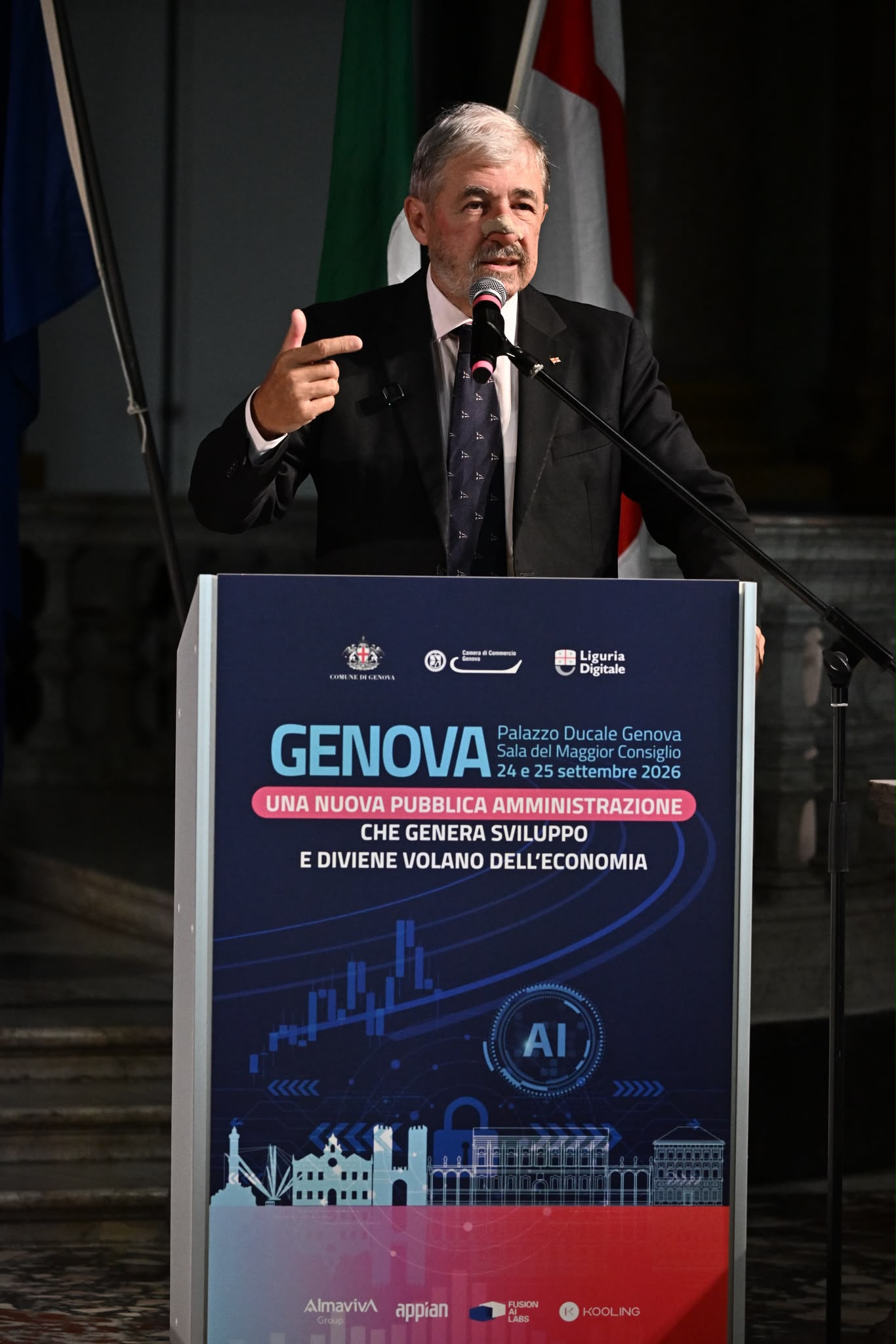 A Palazzo Ducale confronto tra istituzioni, imprese ed esperti sul futuro della PA. Il presidente della Regione Liguria Marco Bucci: «La digitalizzazione e l’intelligenza artificiale sono mezzi per migliorare la qualità della vita dei cittadini». Una Pubblica Amministrazione più semplice e vicina alle persone GENOVA – Digitalizzazione, intelligenza artificiale e semplificazione delle procedure non come obiettivi fini a sé stessi, ma come strumenti capaci di rendere la Pubblica Amministrazione più efficiente e, soprattutto, più vicina alle esigenze quotidiane di cittadini e imprese. È questo uno dei temi emersi a Palazzo Ducale di Genova durante l’evento “Una pubblica amministrazione che genera sviluppo e diviene volano dell’economia”, promosso dal Comune di Genova e dedicato alla trasformazione della PA in una leva per lo sviluppo e la competitività del territorio. Genova Smart All'incontro è intervenuto anche il presidente della Regione Liguria Marco Bucci, insieme al ministro per la Pubblica Amministrazione Paolo Zangrillo. Bucci: tecnologia per migliorare la qualità della vita Al centro dell’intervento del presidente ligure il rapporto tra innovazione tecnologica e qualità dei servizi pubblici. «La digitalizzazione e l’intelligenza artificiale sono mezzi per migliorare la qualità della vita dei cittadini e rendere più efficiente la pubblica amministrazione». Secondo Bucci, l’evoluzione della PA deve però riguardare anche il modo nel quale funzionari e dirigenti affrontano il proprio lavoro: non soltanto correttezza delle procedure, ma maggiore attenzione ai risultati concreti per cittadini e imprese. L’obiettivo indicato è quello di una Pubblica Amministrazione che non venga percepita come un ostacolo, ma che sia capace di facilitare i percorsi e accompagnare cittadini e attività economiche verso la soluzione dei problemi. Intelligenza artificiale, ma resta centrale il capitale umano Il confronto genovese ha evidenziato anche un altro aspetto: innovare non significa semplicemente introdurre nuovi strumenti informatici. Nella prima giornata la sindaca di Genova Silvia Salis aveva sottolineato che l’intelligenza artificiale può contribuire ad accelerare i processi, elaborare dati e migliorare l’efficienza, ma non può sostituire il capitale umano e il rapporto che la Pubblica Amministrazione deve mantenere con i cittadini. Genova Smart Tecnologia e competenze delle persone diventano quindi due elementi destinati a procedere insieme. La sfida: meno burocrazia e risposte più rapide Per il cittadino la vera misura dell’innovazione sarà però molto concreta: tempi più brevi, procedure comprensibili, meno passaggi burocratici e servizi pubblici più facilmente accessibili. La trasformazione digitale acquista valore proprio quando riesce a produrre questi risultati. La sfida che emerge da Genova non riguarda quindi soltanto computer, piattaforme digitali o intelligenza artificiale. Riguarda soprattutto la capacità della Pubblica Amministrazione di cambiare organizzazione e mentalità, utilizzando l’innovazione per raggiungere un obiettivo molto semplice da enunciare ma più complesso da realizzare: dare risposte migliori e più veloci ai cittadini. Dr.ssa Sabina Dall’Aglio CONTEMAX Magazine