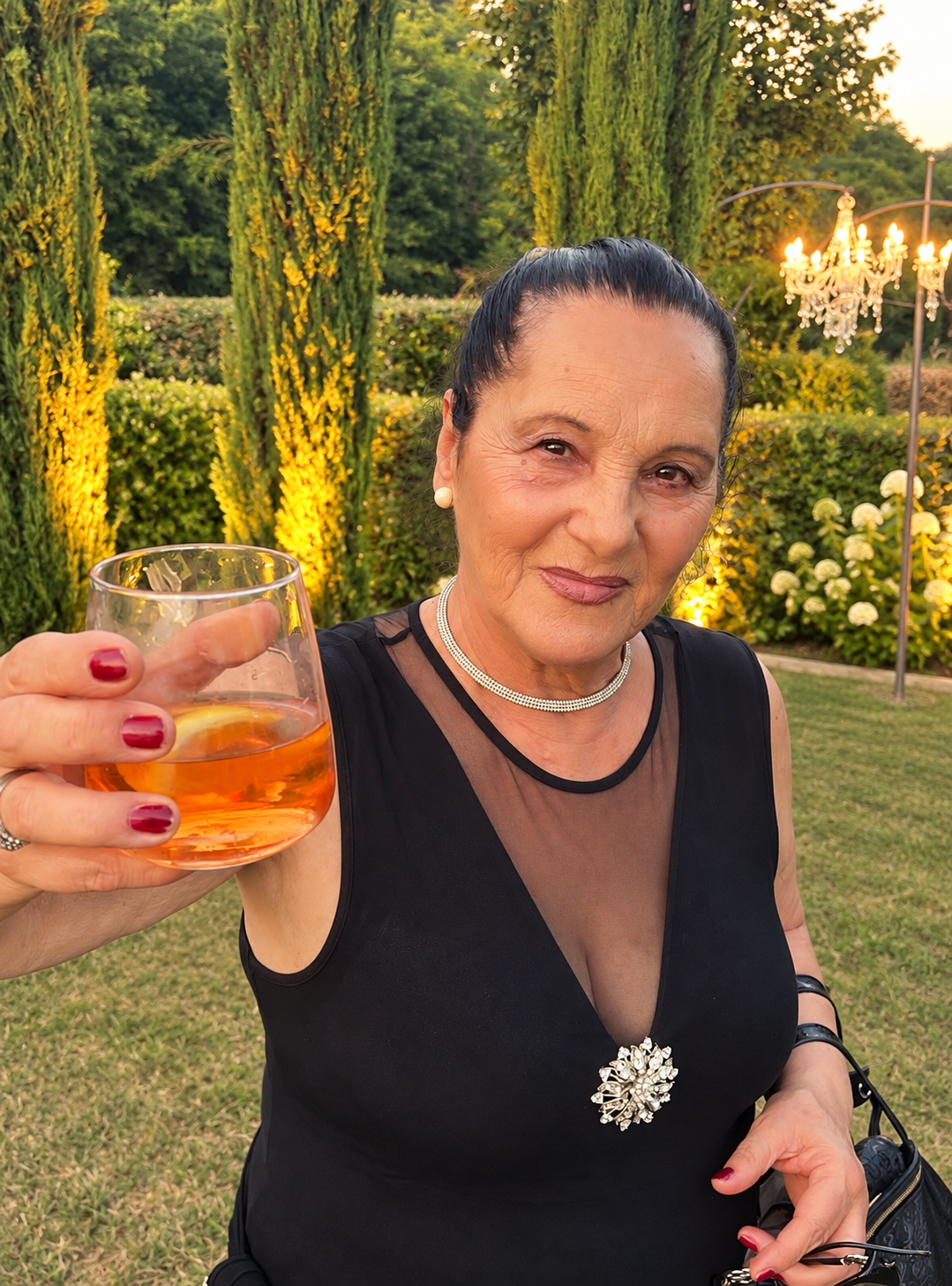 Carla Terranova, organizzatrice del Gran Galà Italia-Marocco Rimini del 7 novembre 2026, ritratta durante un brindisi.