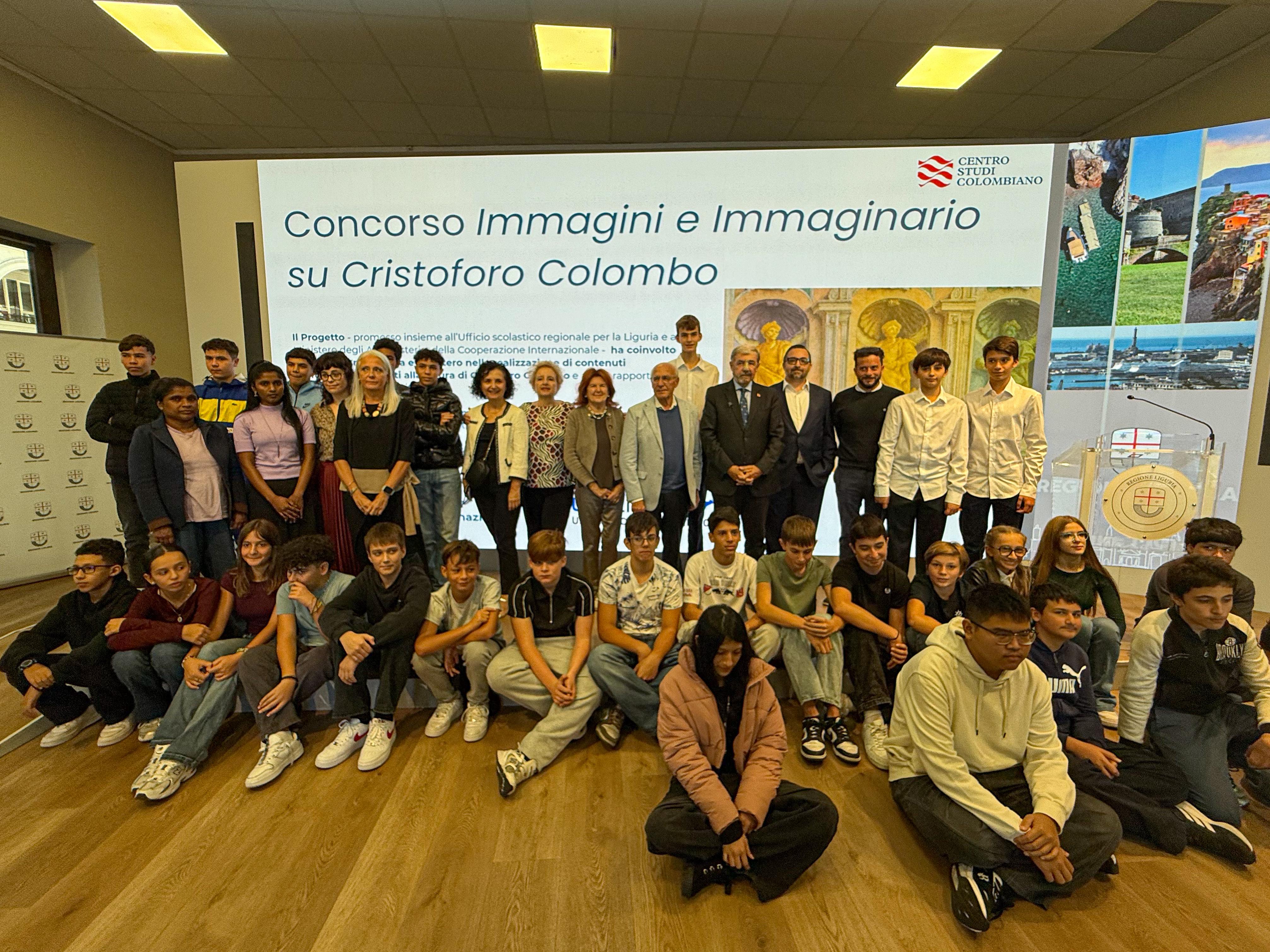 Studenti e rappresentanti delle scuole al concorso su Cristoforo Colombo a Genova