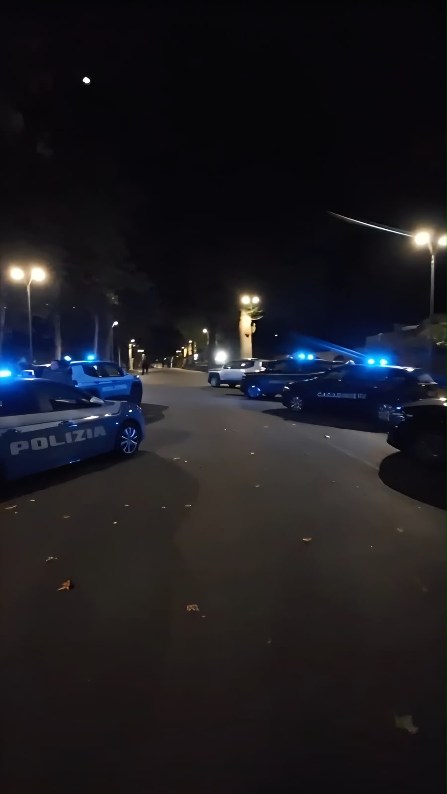 Aggressione e rapina a Piacenza, pattuglie della Polizia e dei Carabinieri durante un intervento notturno
