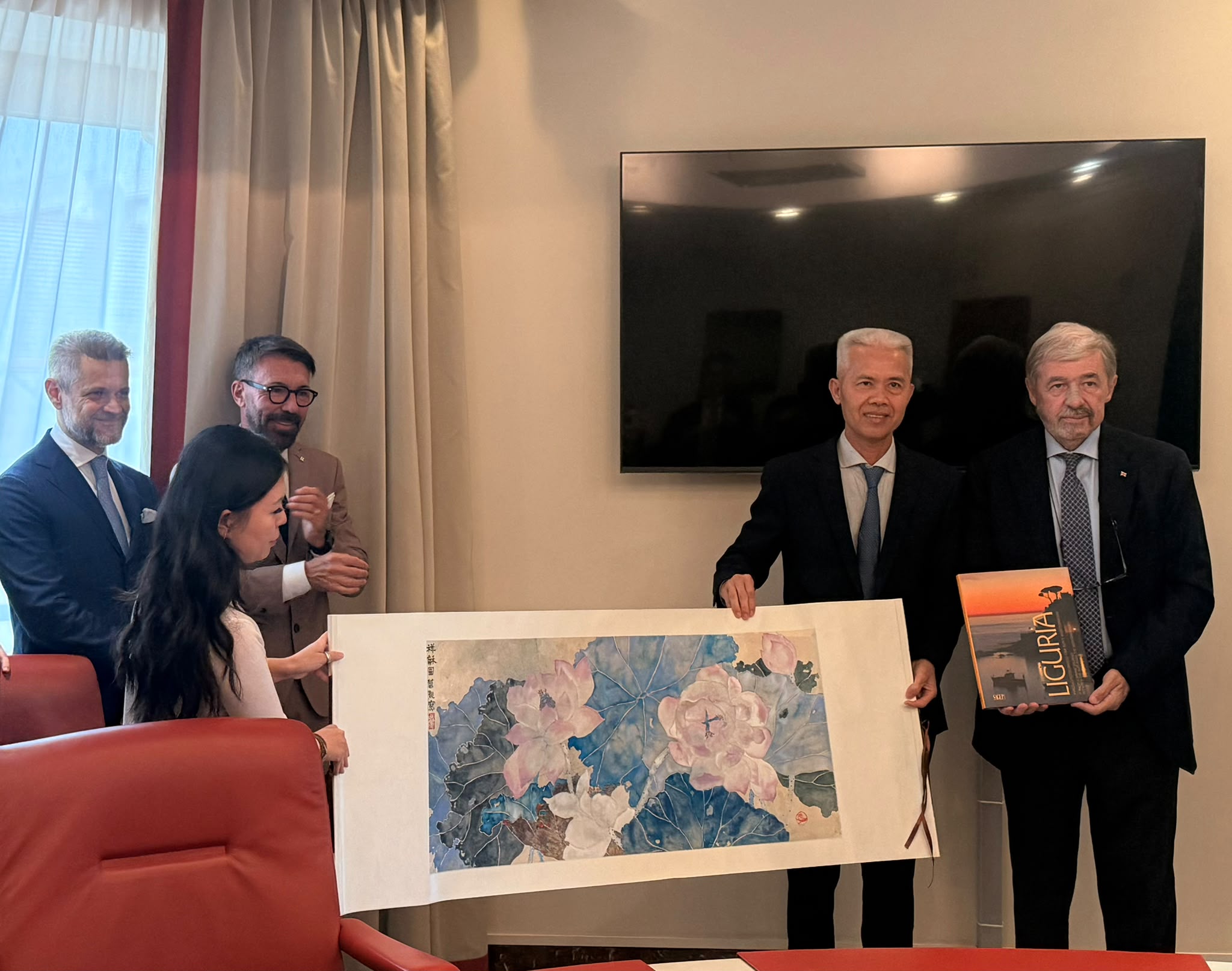 Incontro Liguria Cina Hainan, il presidente Marco Bucci riceve la delegazione cinese nella sede della Regione Liguria a Genova.